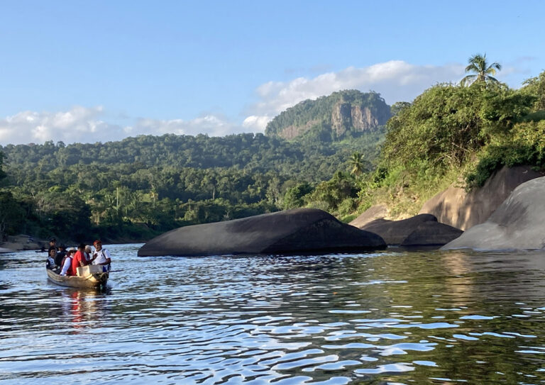 Boot auf Fluss mit riesigen Felsen