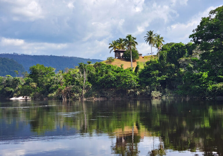 Holzhütte an Flussufer
