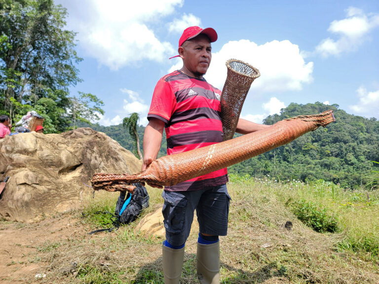 Guide präsentiert einen geflochtenen länglichen Behälter