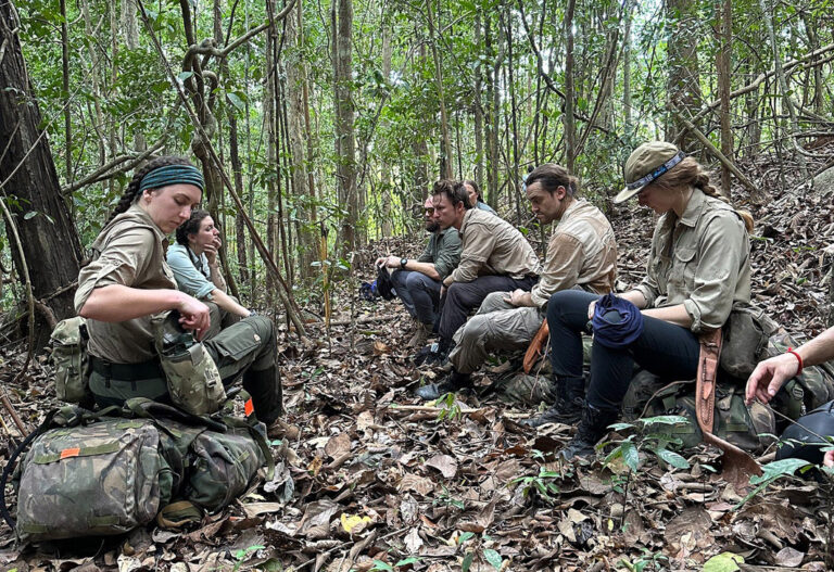 Survival Gruppe macht Rast im Dschungel