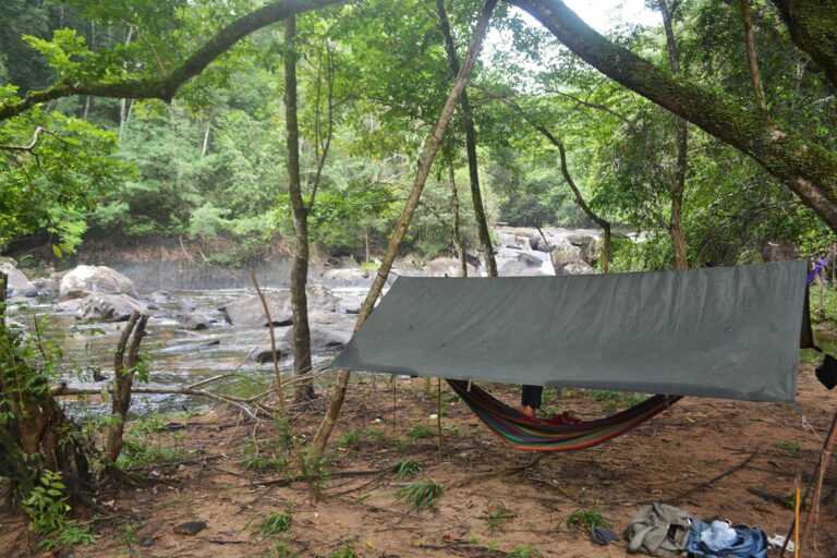 Hängemattencamp am Flussufer
