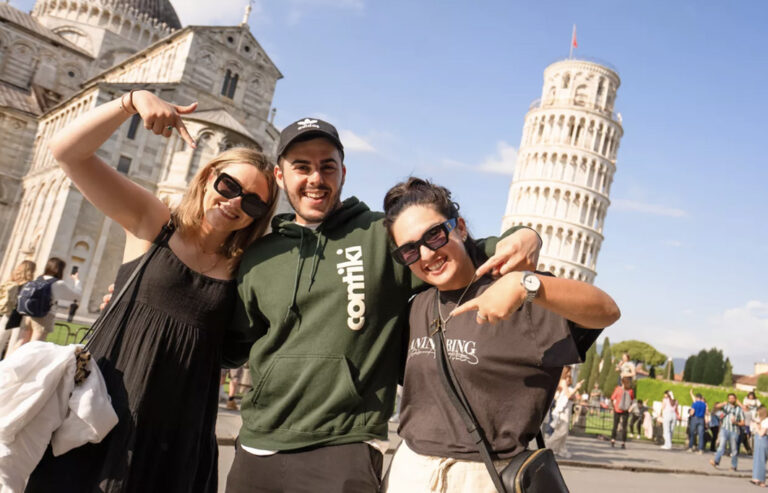 3 Leute vor dem schiefen Turm von Pisa