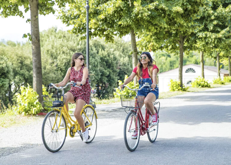 Zwei Mädels auf Fahrrädern in der Toskana