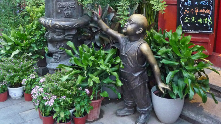 Statue eines Malers zwischen Blumen