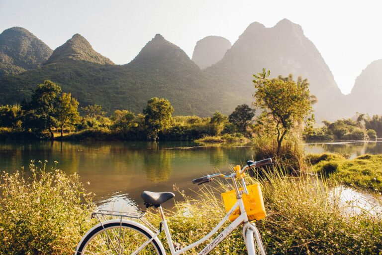 Fahrrad vor Fluss und grünen Hügeln in Yangshuo