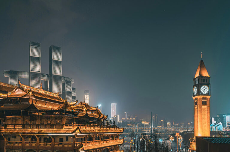 Skyline und Uhrenturm in Chongqing bei Nacht