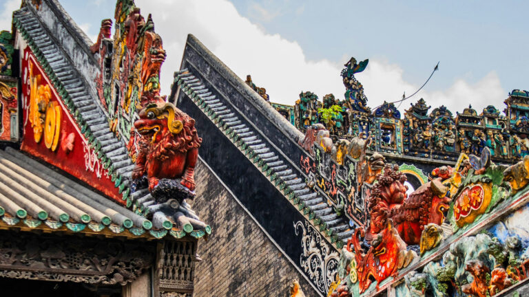 Mit Drachen verzierte Häuserdächer