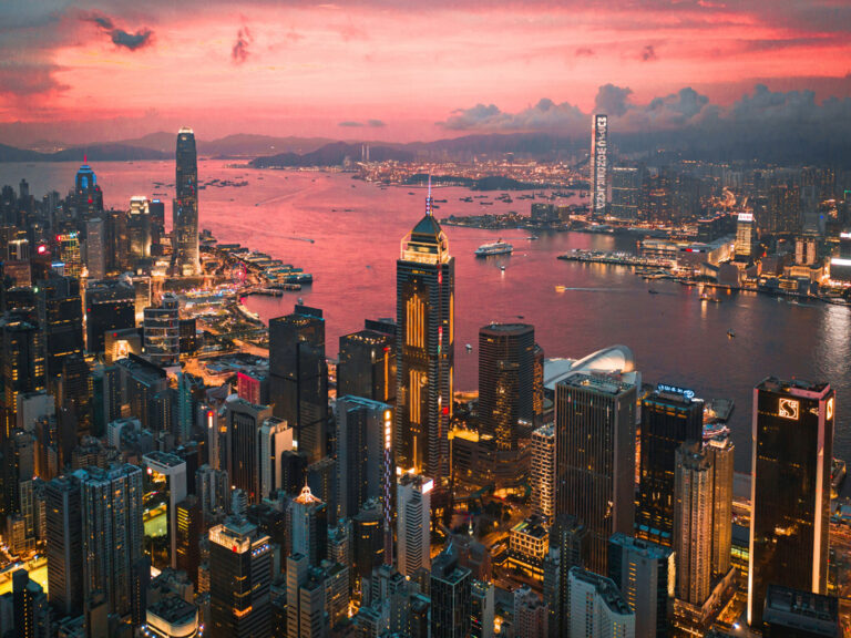 Die Skyline von Hongkong bei Sonnenuntergang