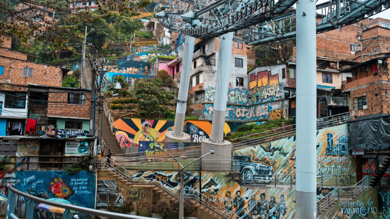 Street-Art vor Seilbahn in Medellín