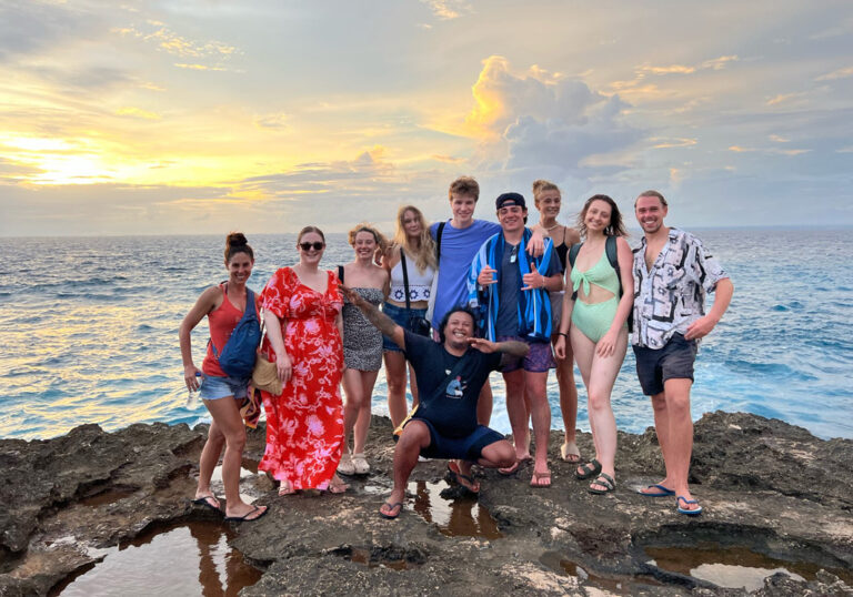 Gruppenbild am Meer bei Sonnenuntergang