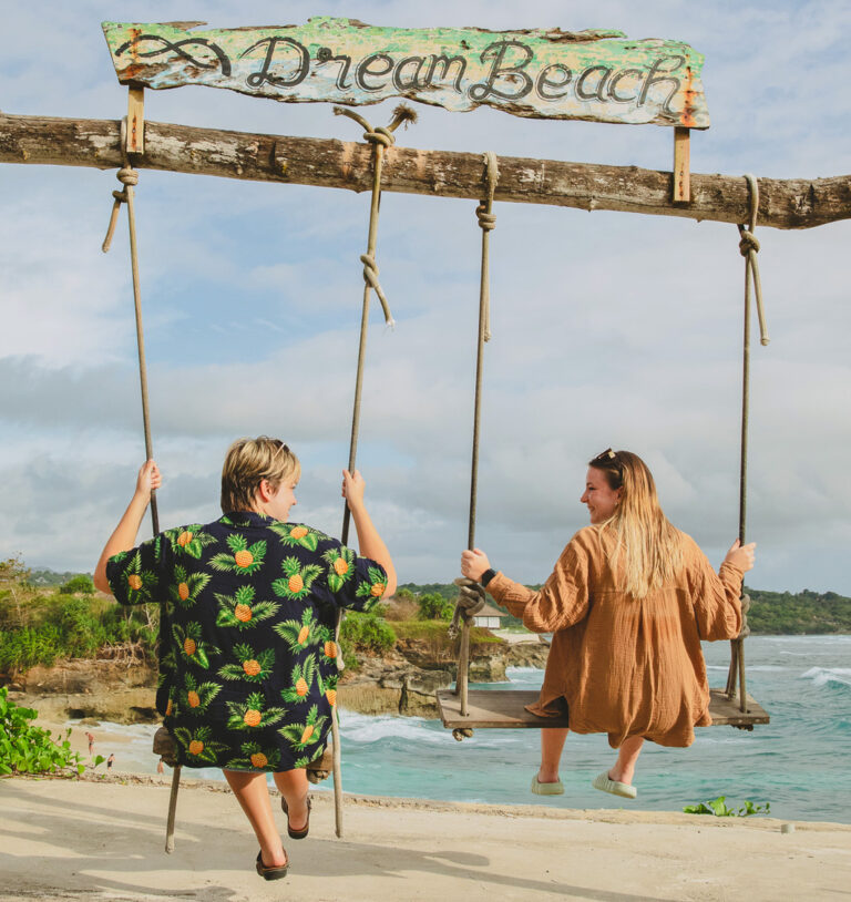Zwei junge Leute schaukeln am Dream Beach auf Nusa Lembongan