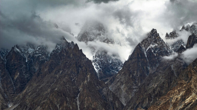 Wolkenverhangene Berge im Karakorum Gebirge