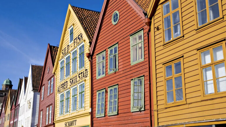 Bunte Holzhäuser in Bergen