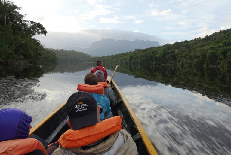 Gruppe im Einbaumboot auf einem Fluss im venezuelanischen Regenwald