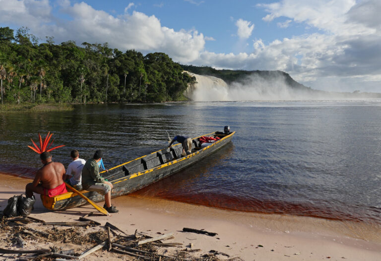 Traditionellen Einbaum am Strand vor den Sapo Wasserfällen
