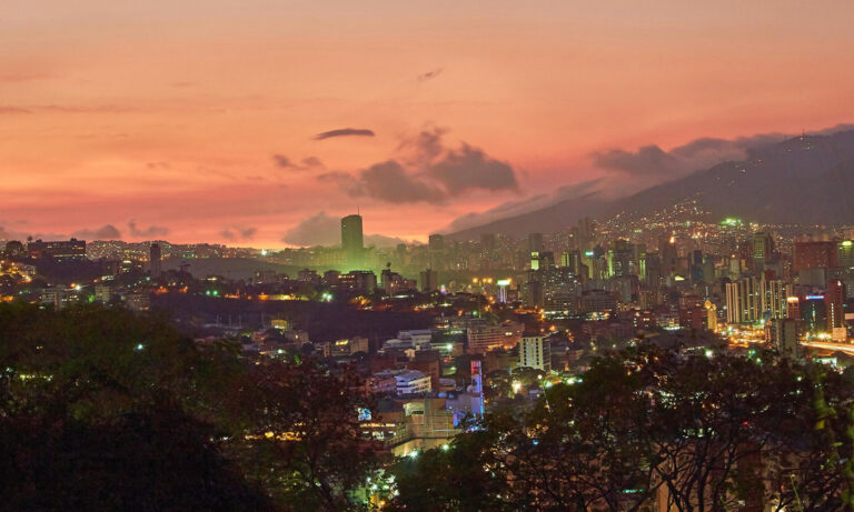 Blick auf die beeindruckende Skyline von Caracas bei Sonnenuntergang