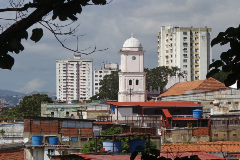 Blechdächer und Hochhäuser in Caracas