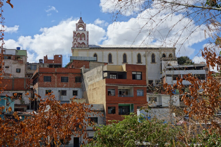 Kirche zwischen Gebäuden in Caracas