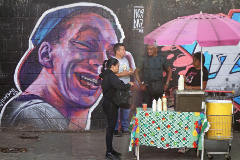 Snackstand vor Mauer mit Street-Art