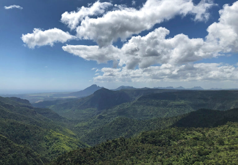 Grünes Hinterland der Costa Verde