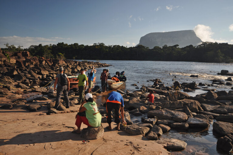 Anlegen mit dem Boot am Strand, im Hintergrund ein Tafelberg