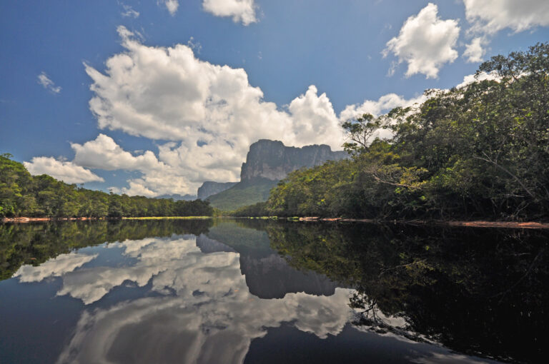 Spiegelung eines Tafelbergs auf der Wasseroberfläche in der Gran Sabana