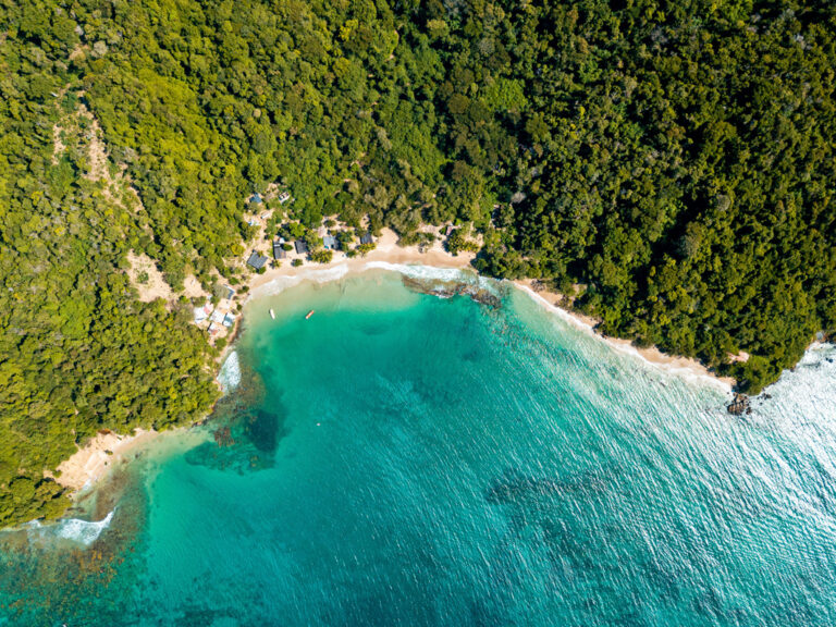 Blick auf Strände und Regenwald aus der Vogelperspektive im Mochima Nationalpark
