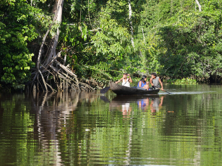 Indigene Familie in einem Einbaumkanu