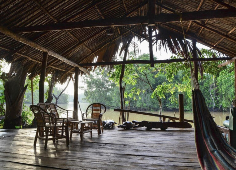 Überdachter Aufenthaltsbereich direkt am Fluss