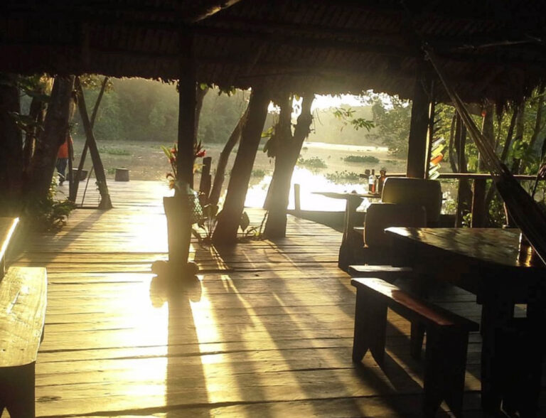 Sonnenlicht fällt auf den Aufenthaltsbereich direkt am Fluss
