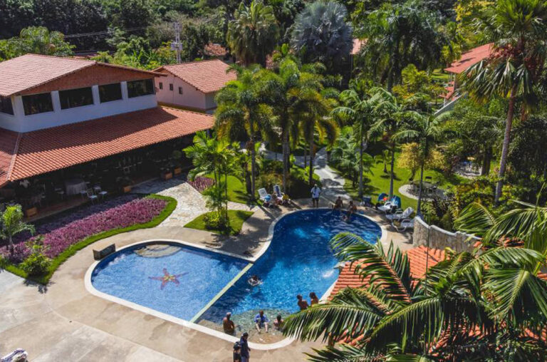 Herförmiger Pool der Posada Arakemo