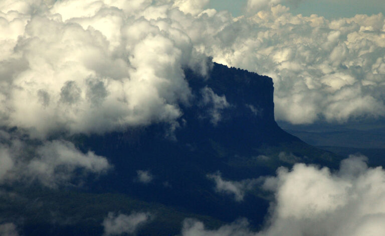 Tepui Autana Berg zwischen Wolken