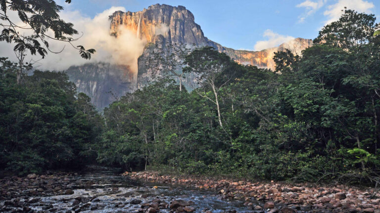 Salt Angel mit Fluss im Vordergrund