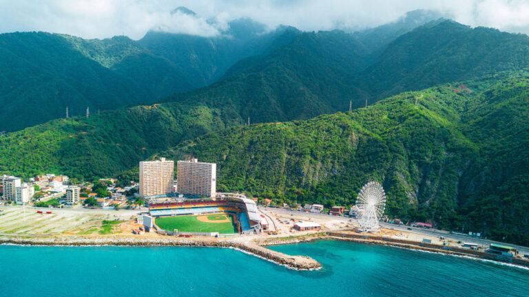 Bucht mit Hochhäusern und Riesenrad an der Costa Verde in Venezuela