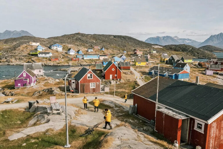 Bunte Holzhäuser in Itilleq, Grönland