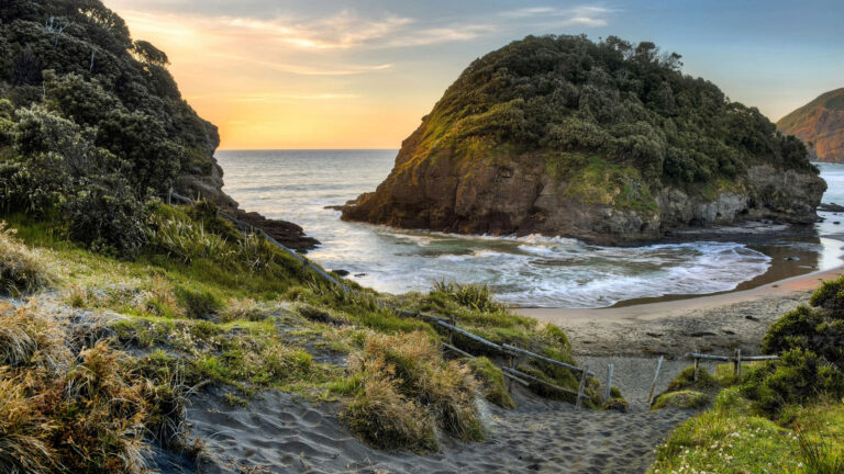 Einsame Bucht in Neuseeland bei Sonnenuntergang