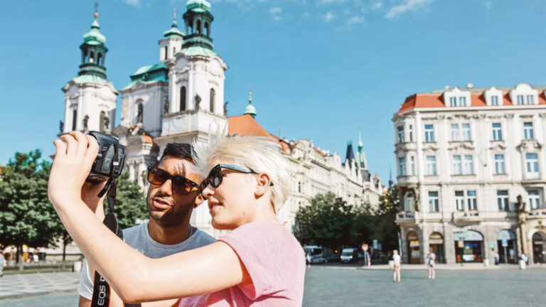 Zwei Touristen fotografieren in der Altstadt von Prag