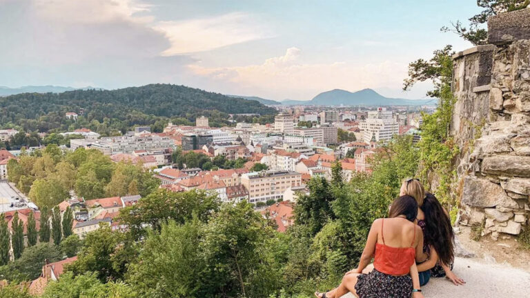 3 Mädels blicken über Ljubljana