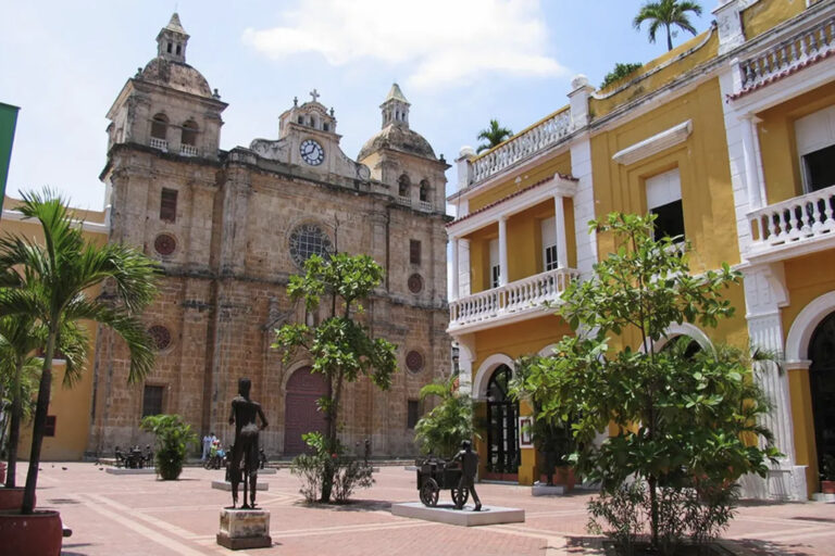 Platz mit Statuen vor Kirche in Cartagena