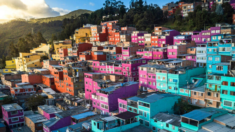 Bunte Häuser an Hang in Bogota, Kolumbien