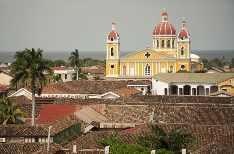 Die Kathedrale von Granada ragt über die Hausdächer