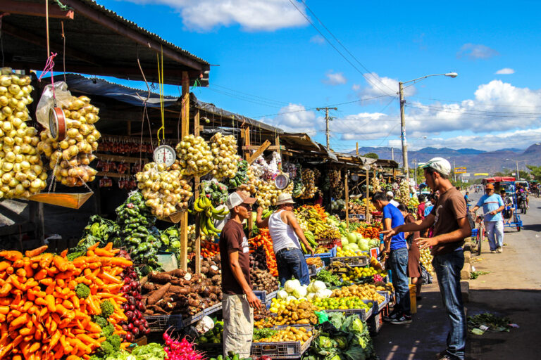 Bunte Obstmarktstände