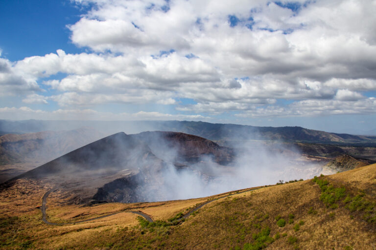 Dampf steigt aus dem Masaya Vulkan