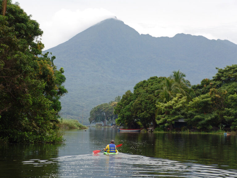Mit dem Kajak die Umgebung am Mombacho Vulkan erkunden