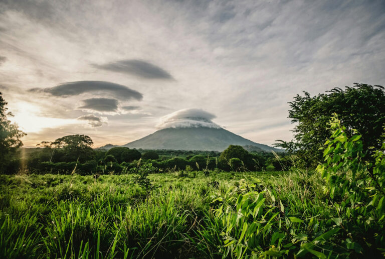 Die Sonne bestrahlt den eindrucksvollen Vulkan auf Omnetepe
