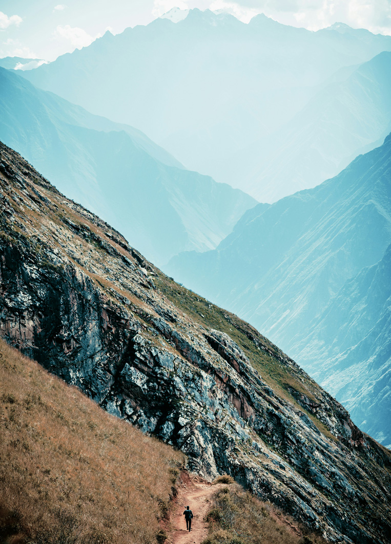 Wanderer auf Pfad in den Anden