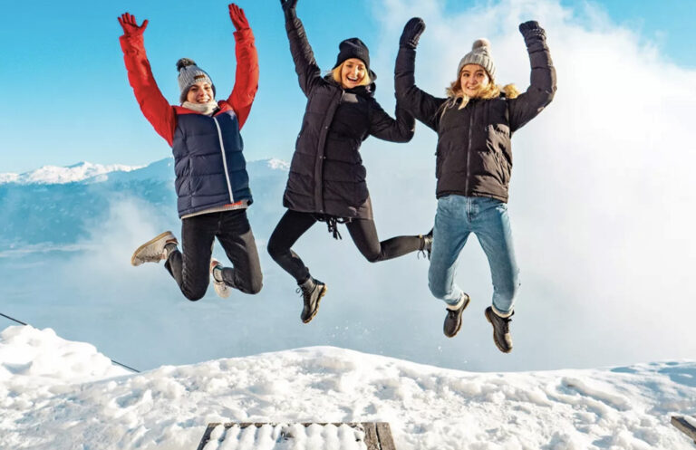 3 Mädels springen im Schnee auf dem Jungfrau Berg