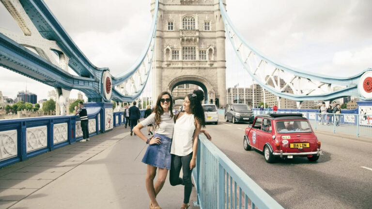 Zwei Mädels posen auf der Tower Bridge