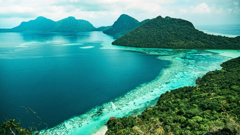 Inseln, Strand und Riff auf Borneo