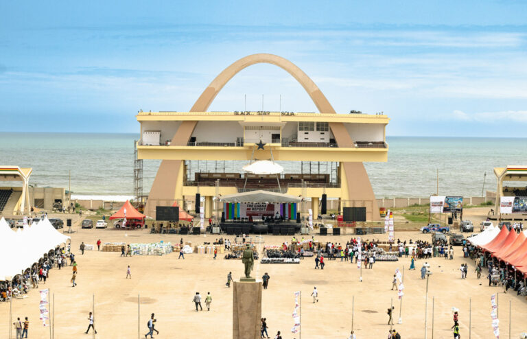 Der Unabhängigkeitsbogen am Strand von Accra